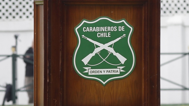 Tres carabineros de baja por consumir cerveza en recinto policial y lanzar botellas a la calle