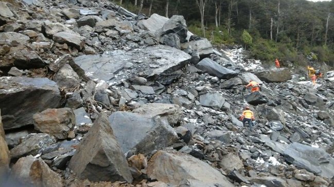 Derrumbe en un cerro tiene aislada a la comuna de Villa O'Higgins