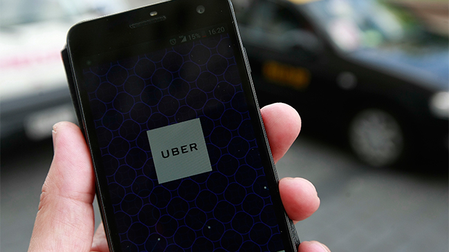 ¿Guerra de precios? Uber rebaja sus tarifas en Santiago