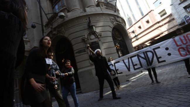 Estudiantes protestaron en la Bolsa de Comercio contra el lucro en la educación