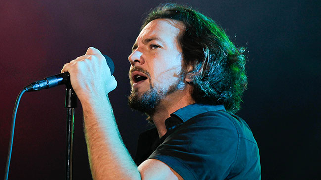 Pearl Jam detuvo concierto para evitar agresión a mujer en el público