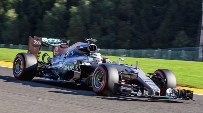 Hamilton perderá 15 puestos en la grilla de salida por cambio de motor