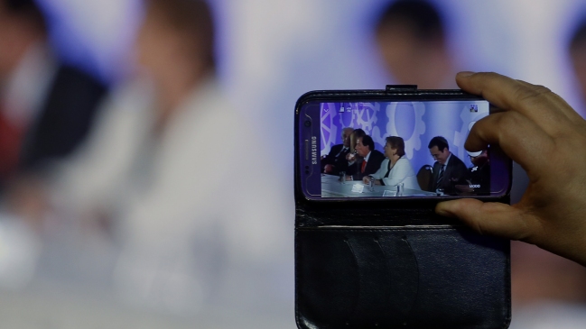 Cumsille emplazó a Bachelet a cambiar a sus 