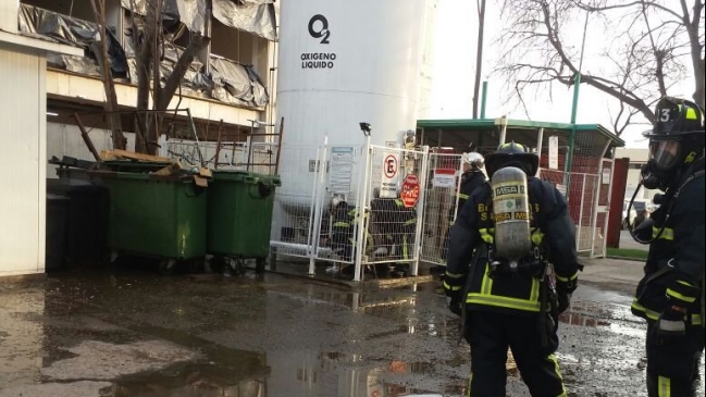 Bomberos controló fuga desde estanque de oxígeno en Hospital del Tórax