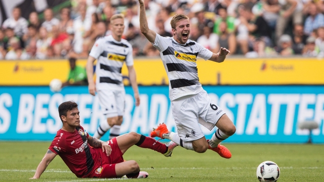 Charles Aránguiz abandonó con molestias la cancha en derrota de Bayer Leverkusen