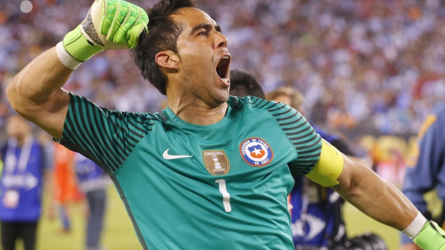 Claudio Bravo no estará en los duelos ante Paraguay y Bolivia por motivos personales-familiares