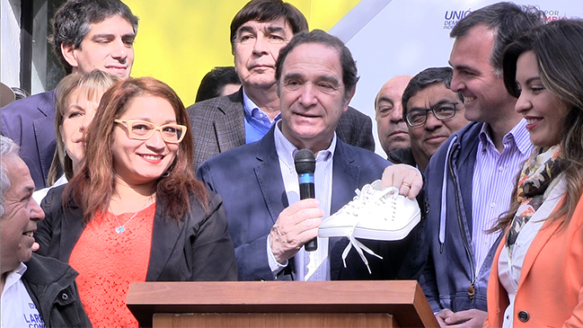 Municipales: UDI entrega zapatillas a sus candidatos para que dejen 
