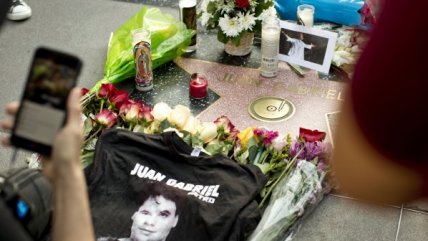 Los fans de Juan Gabriel le cantan desde su estrella en el Paseo de la Fama
