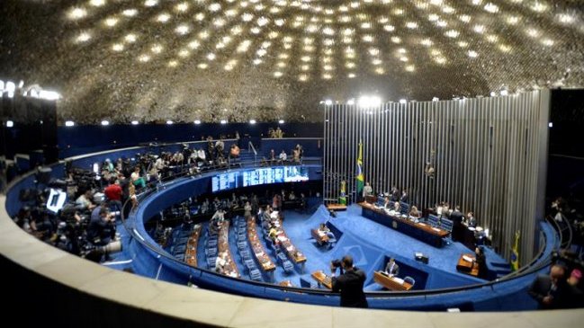 Senado brasileño se inclina por destituir a Rousseff en el último debate