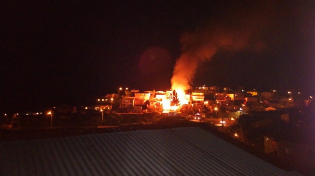 Incendio dejó cinco damnificados en el cerro Playa Ancha de Valparaíso
