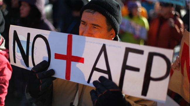 Bachelet encabezará reuniones con organizaciones críticas de las AFP