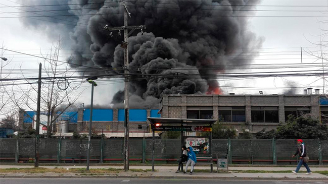 Incendio afectó a fábrica de helados en Quilicura
