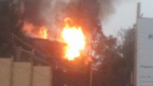 Incendio consumió varias viviendas en Cerro Dieciocho de Lo Barnechea