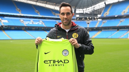 Claudio Bravo usará la camiseta número 1 en Manchester City