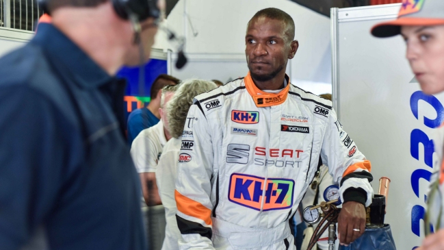 Ex futbolista Eric Abidal tuvo buen debut en carrera automovilística en España