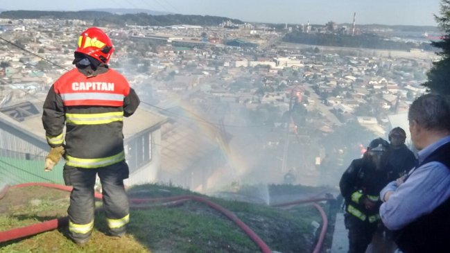 Incendio en Talcahuano destruyó dos viviendas y afectó a un bombero