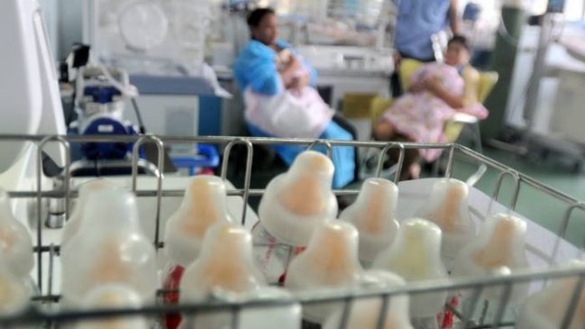 Suspenden suministro de leche materna en París por muerte de dos bebés