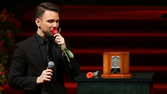 Miles reciben bajo la lluvia las cenizas de Juan Gabriel en Ciudad de México