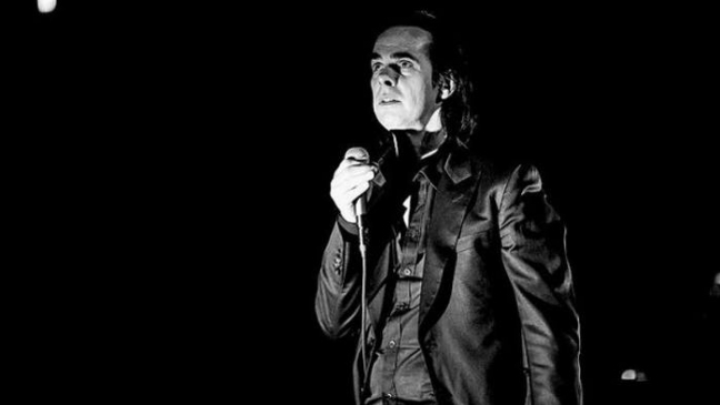 Nick Cave emerge del luto y lleva su desgarrador 