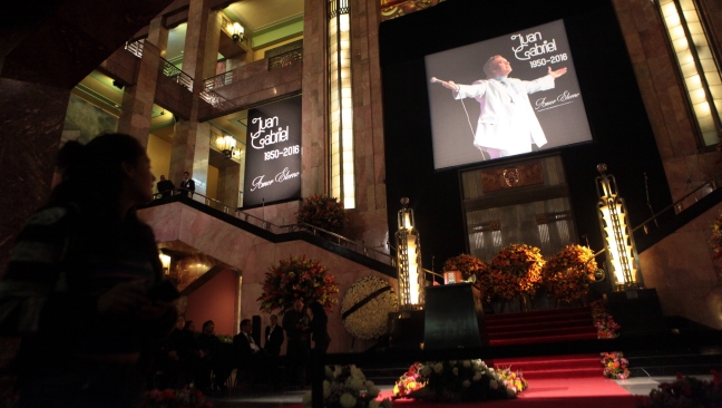 La familia de Juan Gabriel retirará las cenizas de Bellas Artes al atardecer