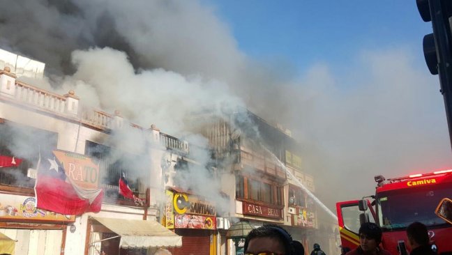 Incendio consumió al menos nueve locales comerciales en centro de Coquimbo