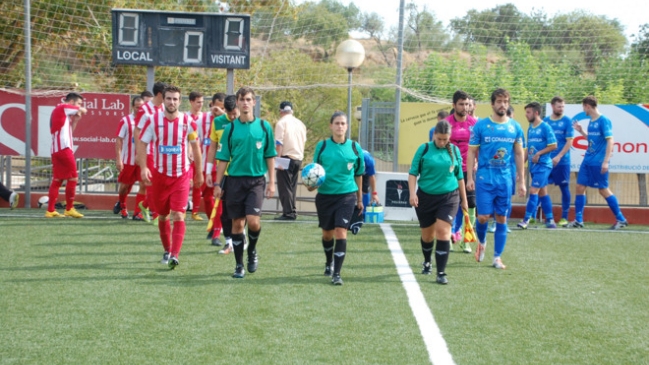 Arbitra de fútbol suspendió partido luego que un hincha la envió a 