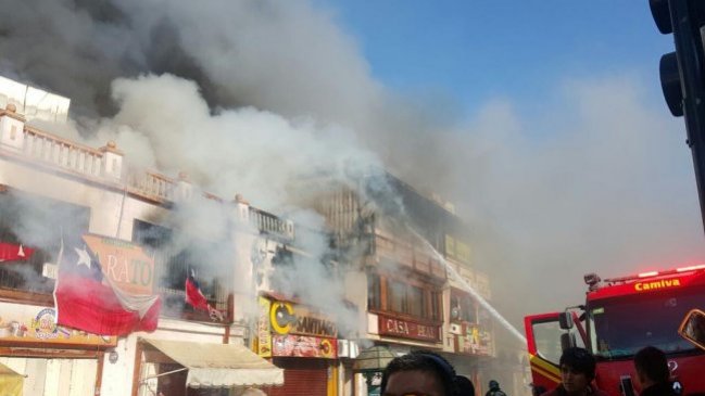 Incendio consumió al menos nueve locales comerciales en centro de Coquimbo