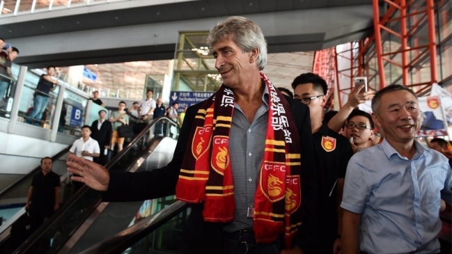 Manuel Pellegrini fue recibido como estrella en China por hinchas de Hebei Fortune