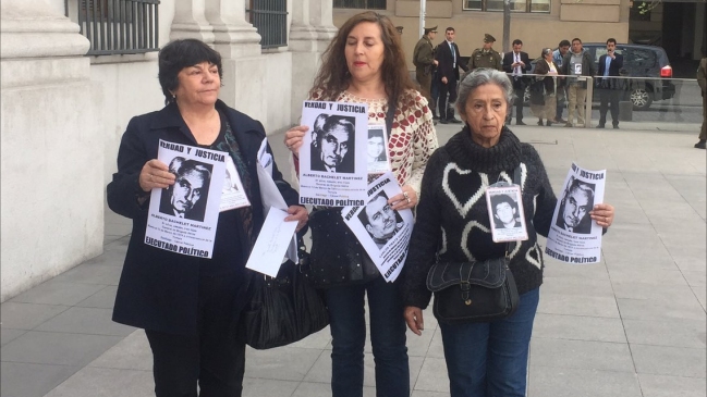 Familiares de ejecutados políticos protestaron en La Moneda con foto de general Bachelet