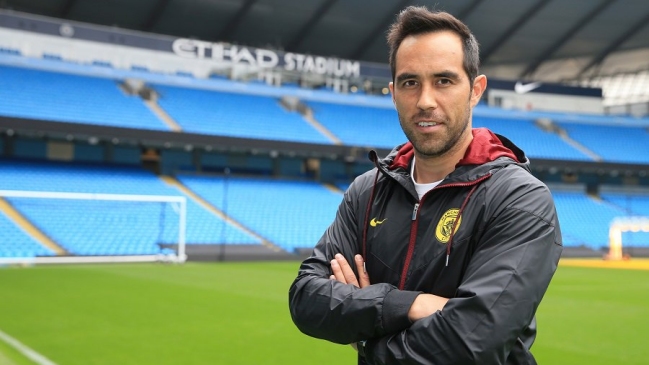 Claudio Bravo se integró este jueves a prácticas de Manchester City y es duda para el clásico