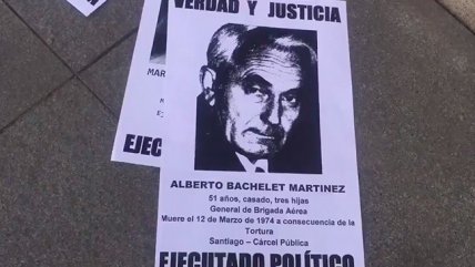   La Moneda: Con fotos de general Bachelet protestaron familiares de víctimas de DD.HH. 
