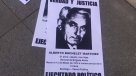 La Moneda: Con fotos de general Bachelet protestaron familiares de víctimas de DD.HH.