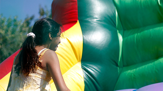 Una veintena de niños heridos dejó accidente por falla en juego inflable en Pica