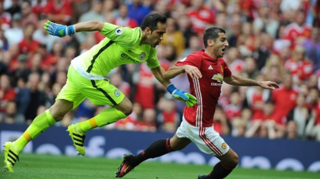 El debut de Claudio Bravo en Manchester City en el clásico contra Manchester United