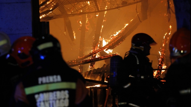 Turba provocó incendio en una bodega de material combustible en San Felipe