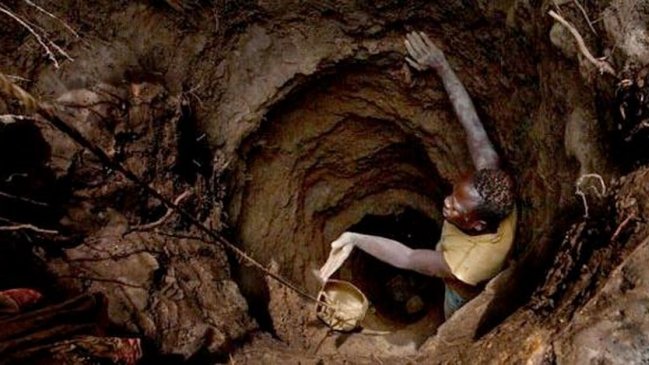 Grupo de 13 mineros sudafricanos salió a la superficie tras cinco días bajo tierra
