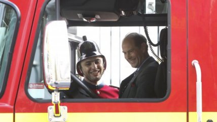  Príncipe Eduardo de Inglaterra visitó la 14ª Compañía de Bomberos de Santiago 