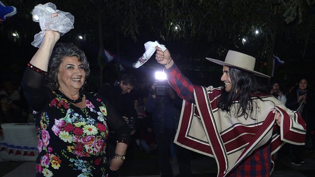 Manifestantes intentaron funar pie de cueca de la alcaldesa de Viña del Mar
