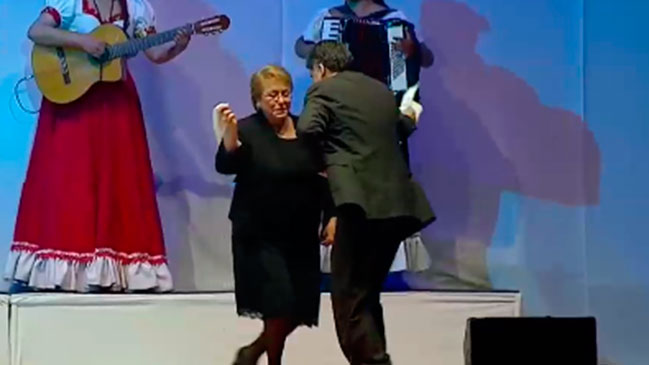  Bachelet bailó junto a viudo de Margot Loyola  