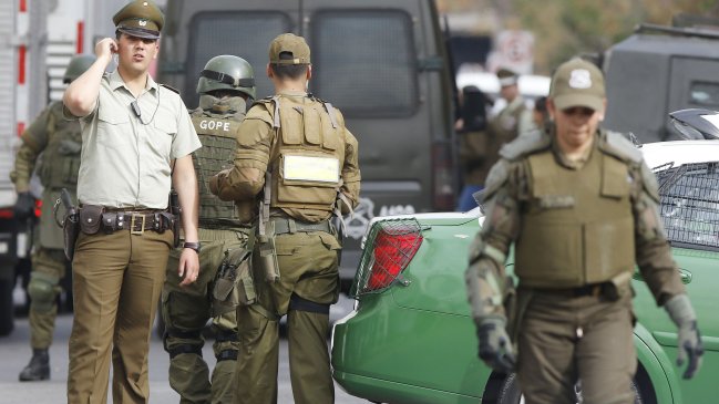 Delincuentes robaron licores y abarrotes en un supermercado en Conchalí
