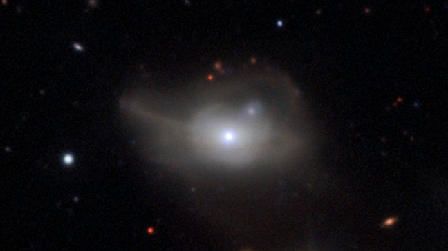 Astrónomos descubren un agujero negro que arrastra una galaxia a la oscuridad