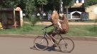 Este ciclista encontró su equilibrio espiritual junto a dos ovejas