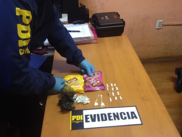 PDI detuvo a abuela que intentó meter droga a la cárcel para su nieto en envases de galletas