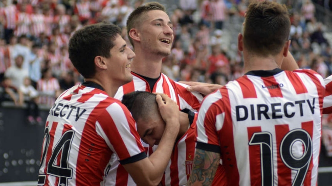 Estudiantes de La Plata de Jeisson Vargas es líder tras vencer a Tucumán