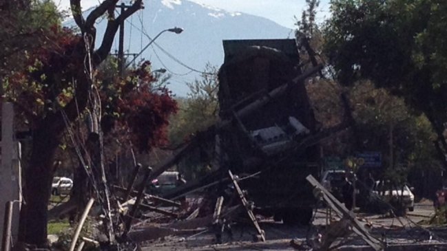 Camión derribó varios postes y dejó sin electricidad a sector de Las Condes