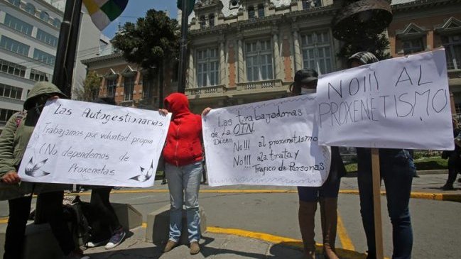 Trabajadoras sexuales bolivianas protestaron por controles en clubes nocturnos