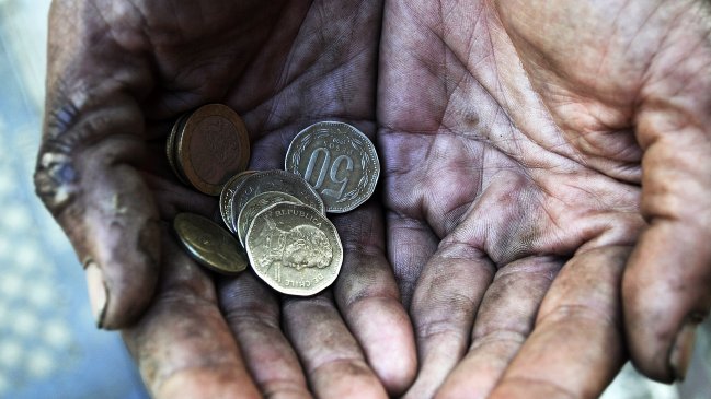 Casen: Pobreza por ingreso se redujo de 14,4 a 11,7 por ciento en dos años