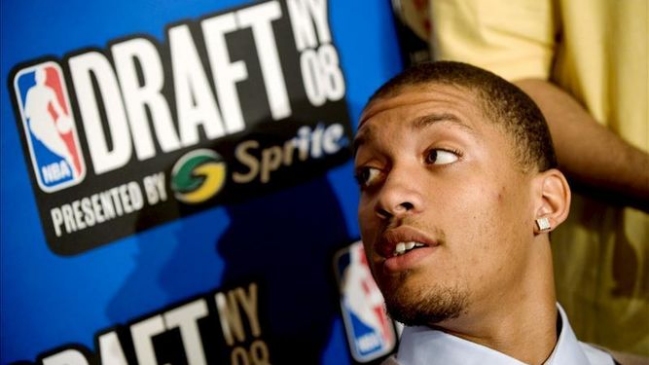 Los Bucks recibieron a Michael Beasley de los Rockets a cambio de Tyler Ennis