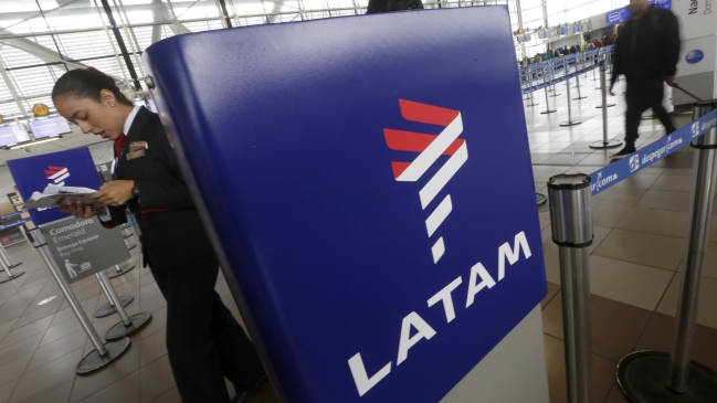 Latam advirtió de demoras y cancelaciones por paro de empresa en Argentina