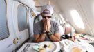 ¿Cómo es viajar en primera clase en la aerolínea más lujosa del mundo?